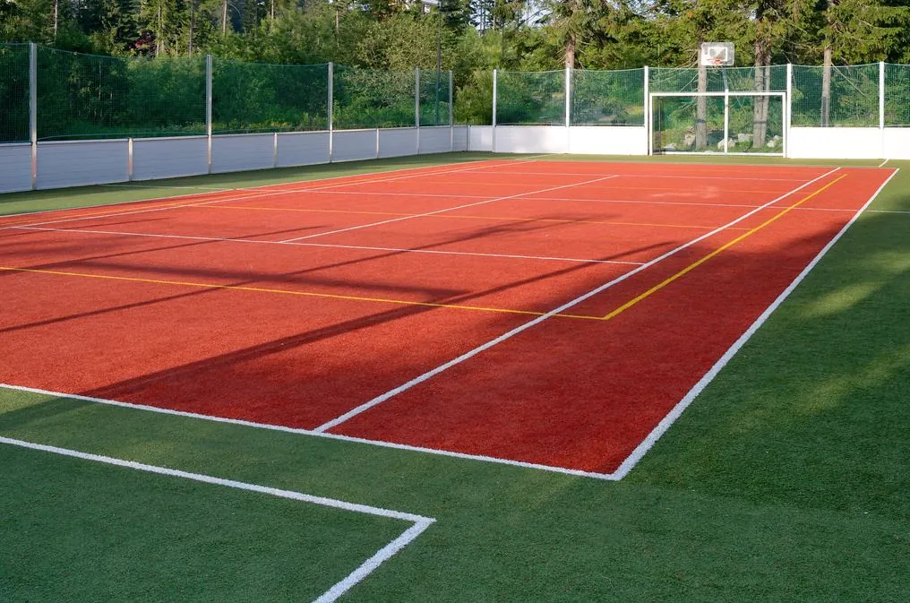 Red and green turf court